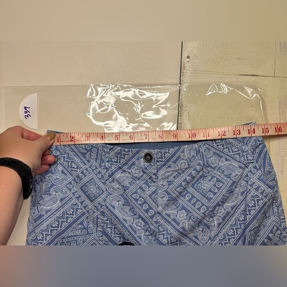 Chico’s Roll Tab Cargo Capri Pants Size 00 US 2 Stretch Coastal Blue Printed - Picture 3 of 8